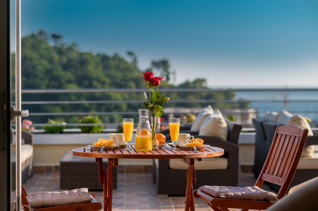 佩特罗瓦纳莫鲁W格兰德酒店的阳台上摆放着橙子和花瓶的桌子