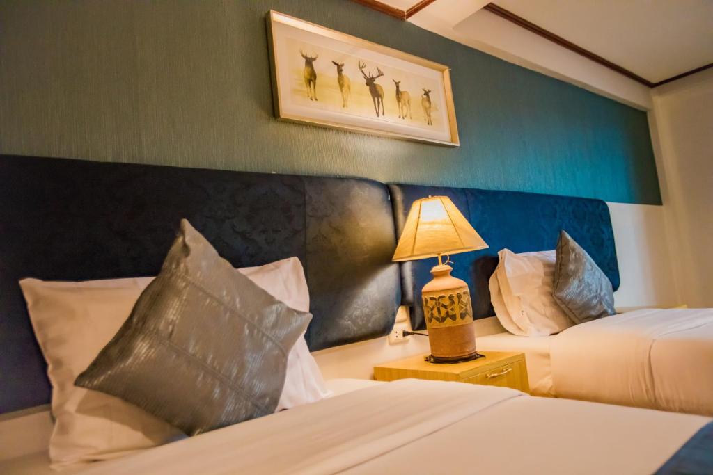 卡伦海滩普若安达曼广场酒店的酒店客房,设有两张床和一盏灯