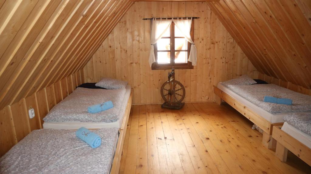 Šumiacpenzion Drevenica的小木屋内带两张床的房间