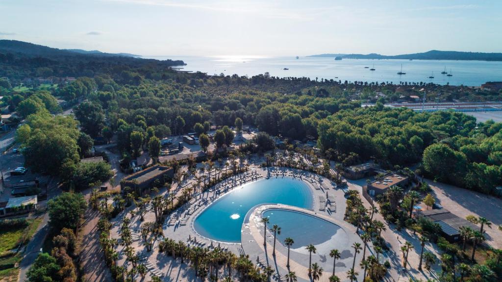 格里莫圣马力诺移动房屋旅馆的享有公园的空中景致,设有游泳池和湖泊