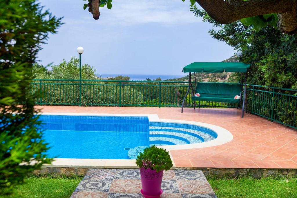 维勒克哈德哈Amari Villa, beach hideaway, By ThinkVilla的一个带围栏的院子内的游泳池
