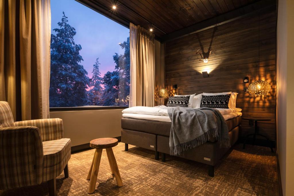 罗瓦涅米乌拿斯瓦天空拉普兰酒店的一间卧室设有一张床和一个大窗户