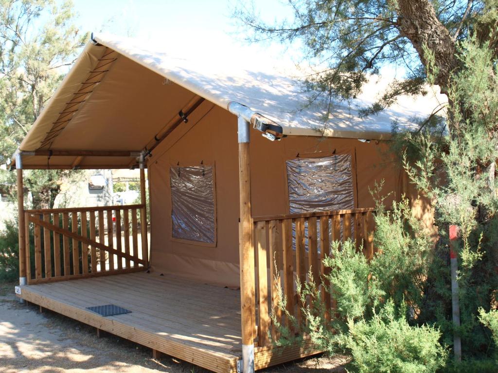 圣马迪拉莫Oh! Campings - Le Clos du Rhône的庭院中带木制甲板的凉亭