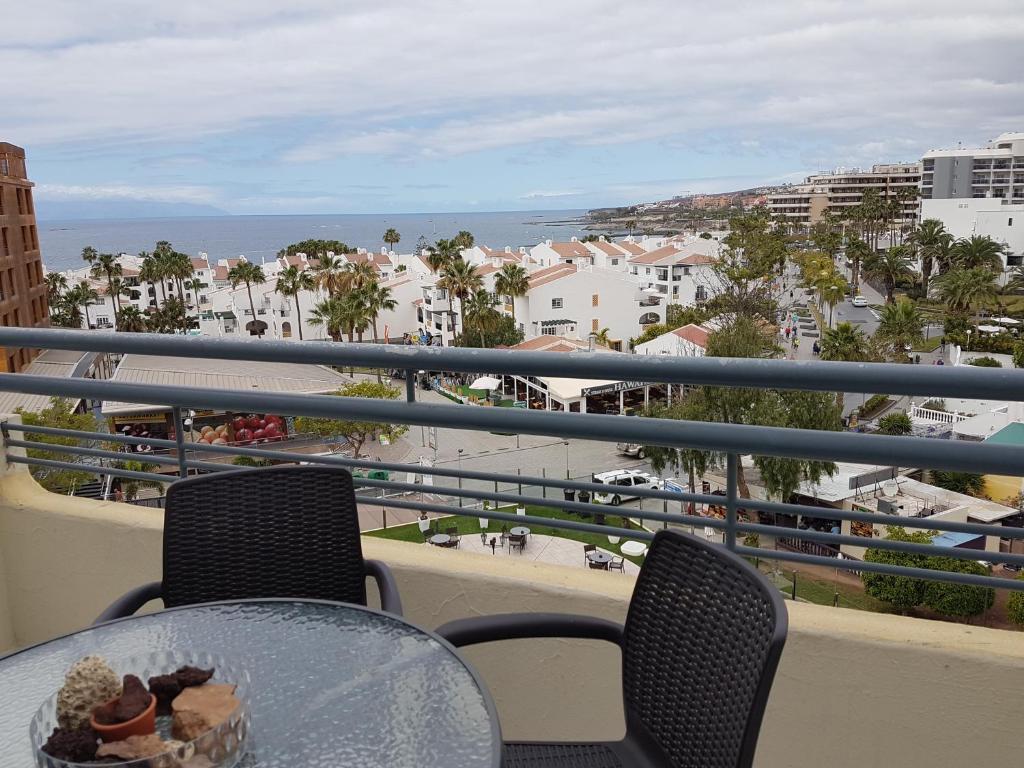 阿德耶Ocean View的海景阳台上的桌子