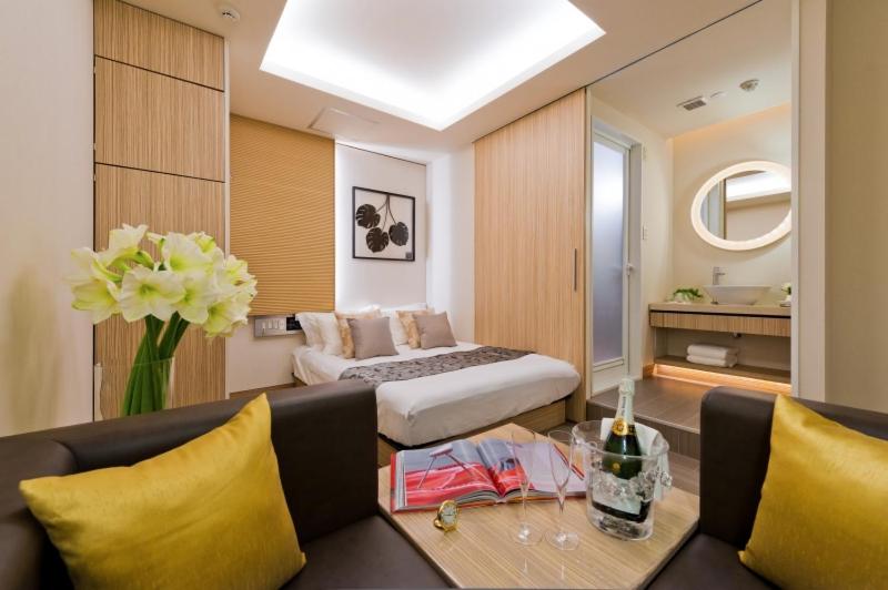 横滨HOTEL ROY(Adult Only)的客房设有床、沙发和桌子。