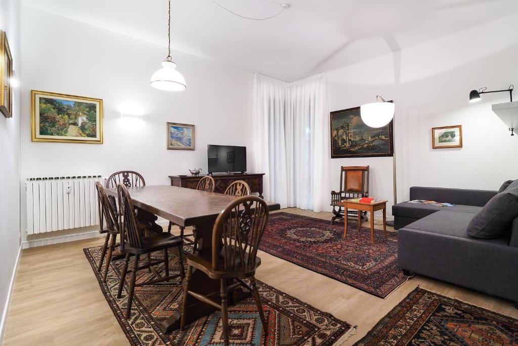 米兰PrimoPiano - Fargorida的客厅配有桌椅和沙发