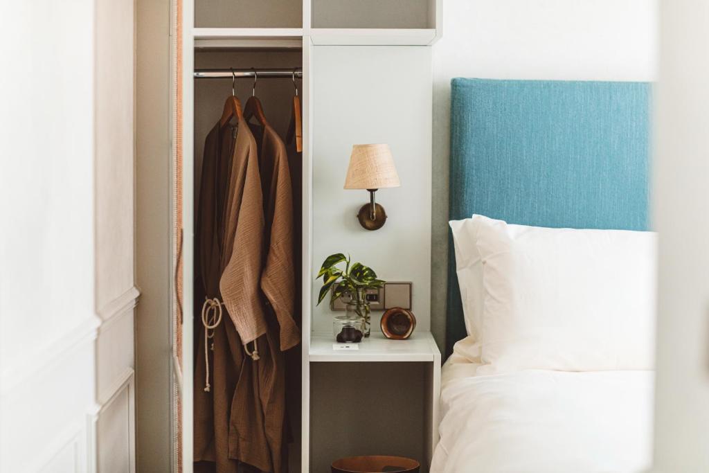 巴黎HOY Paris - Yoga Hotel的一间卧室配有衣柜和一张床