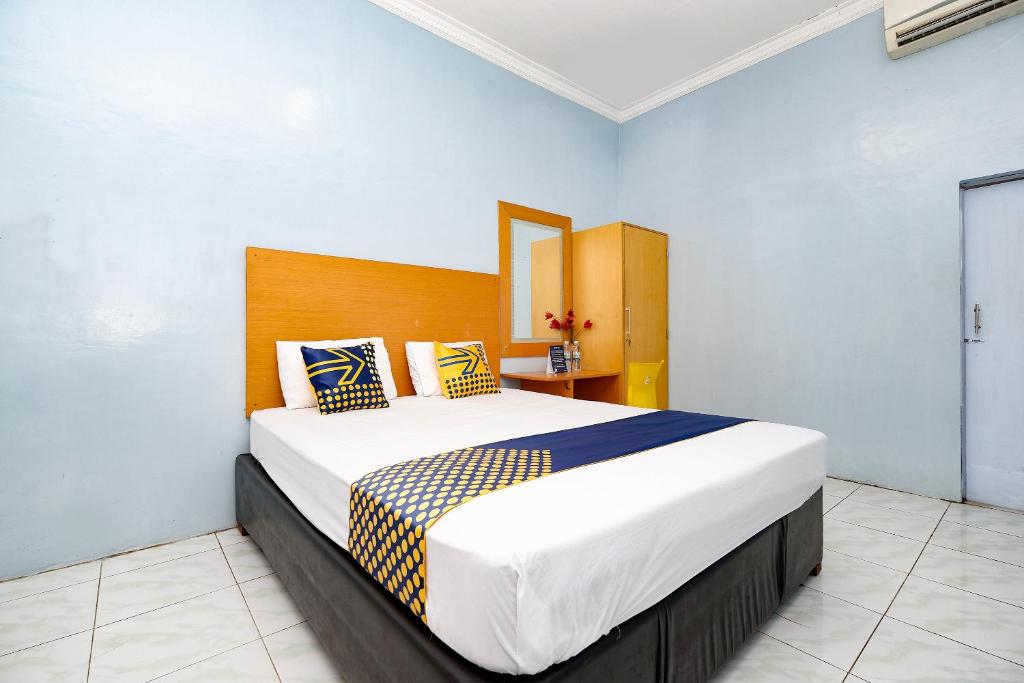 梭罗Griya Sakura Syariah的一间卧室,卧室内配有一张大床