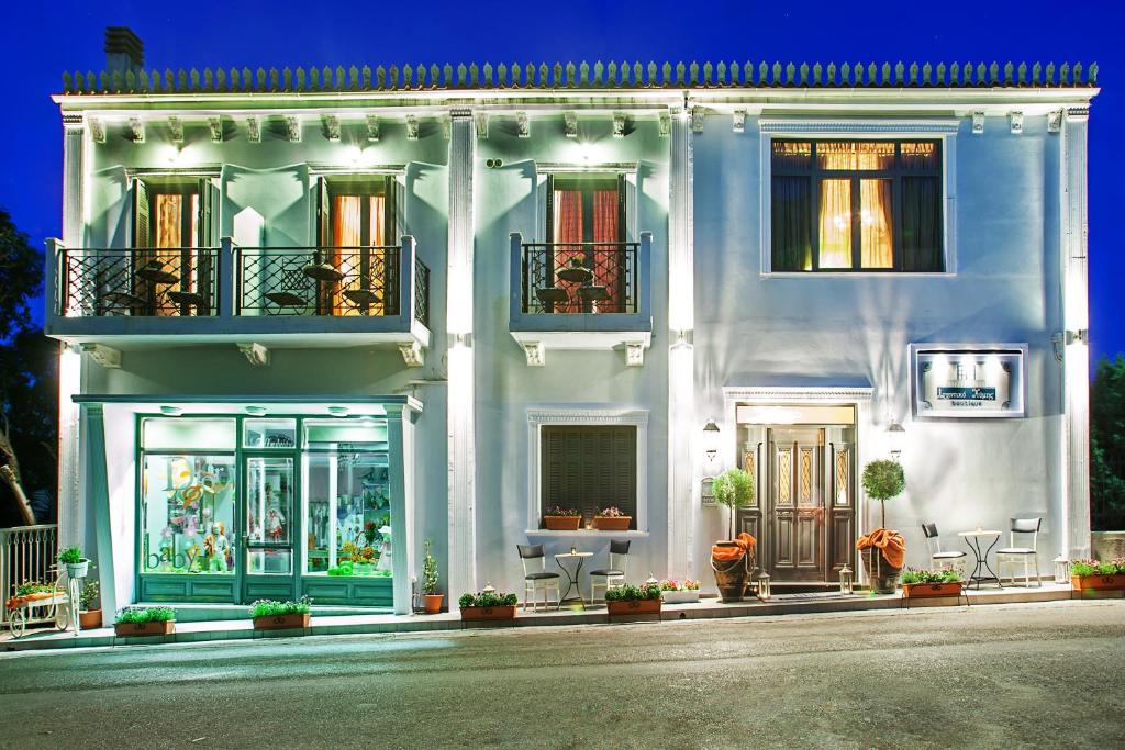 凯米阿奇提克凯米斯精品酒店的一座白色的建筑,里面装有窗户和植物
