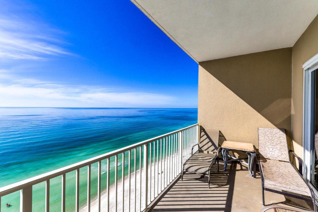 巴拿马城海滩Grandview East的阳台配有椅子,享有海景。