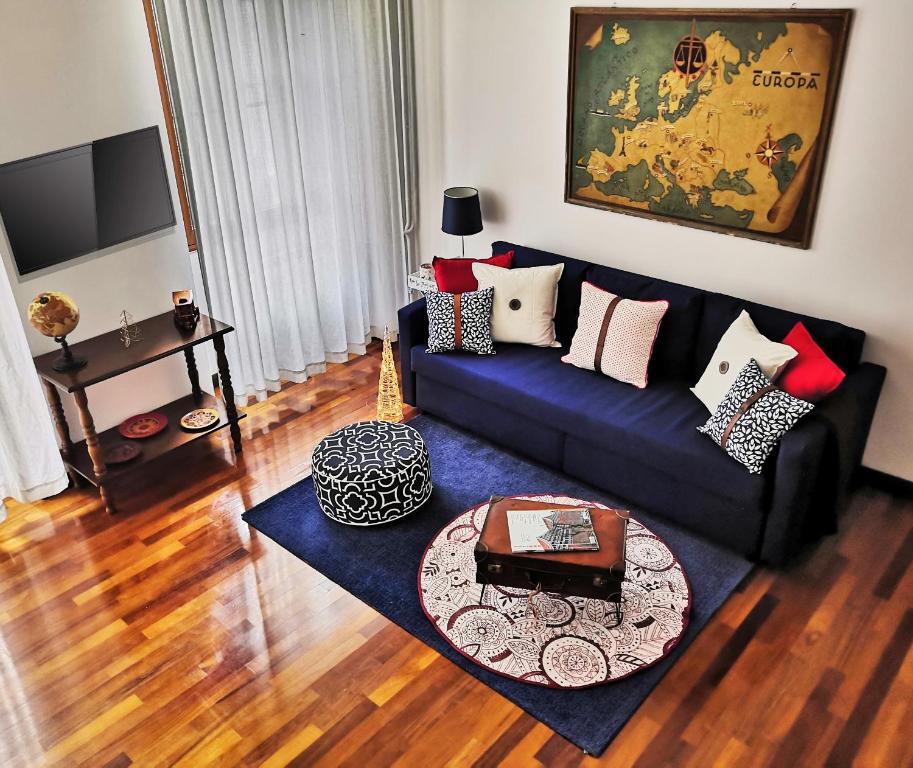 的里雅斯特Ricordi di Viaggio, maison retrò的客厅配有蓝色的沙发和桌子