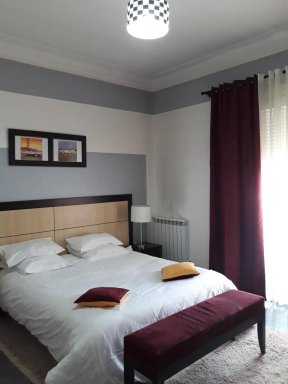 Bordj el KiffanRESIDENCE Paradise的卧室设有一张白色大床和一扇窗户。