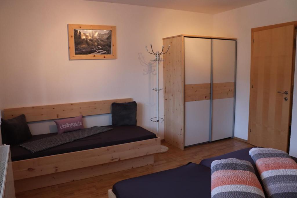 皮茨河谷阿兹尔佳斯特公寓的客厅配有一张床和一个衣柜