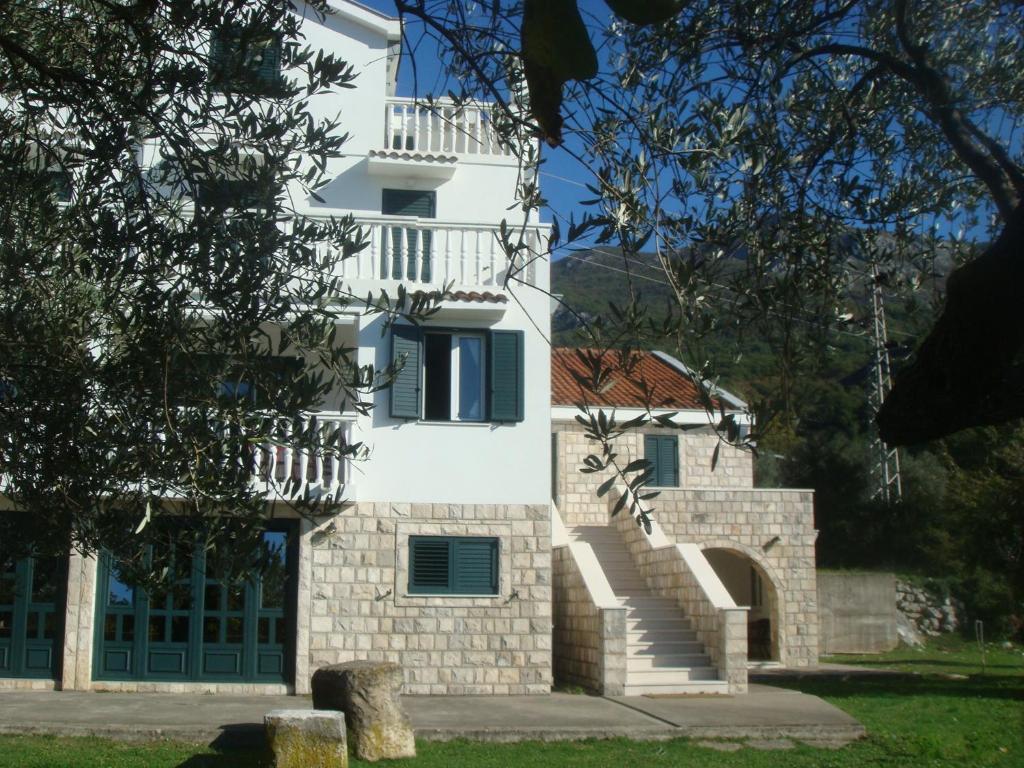 斯韦蒂·斯特凡Guest house Dragović的一座白色的建筑,前面有楼梯