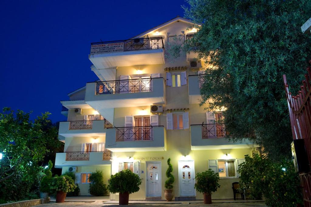 苏卡雷斯费罗西尼亚公寓及一室公寓的一座白色的大建筑,晚上有灯