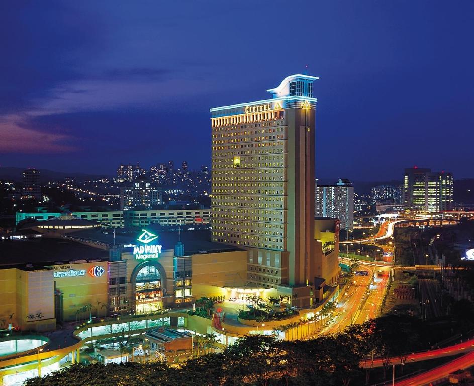 吉隆坡瑟迪特尔米德山谷的一座晚上与城市在一起的建筑