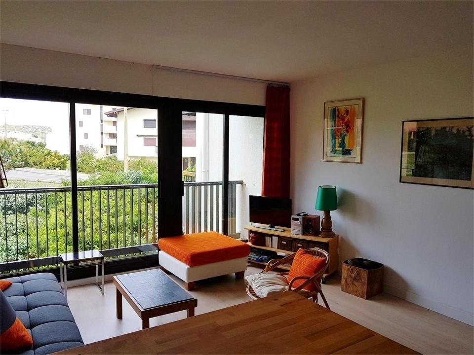 塞尼奥斯Réf 541,Seignosse Océan, Appartement 3 pièces, proche de la plage et des commerces, 4 personnes的带阳台的客厅