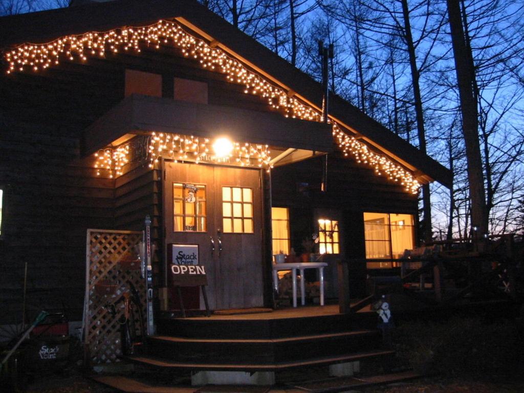 鸣泽市堆栈指针旅舍的房屋前方有圣诞灯