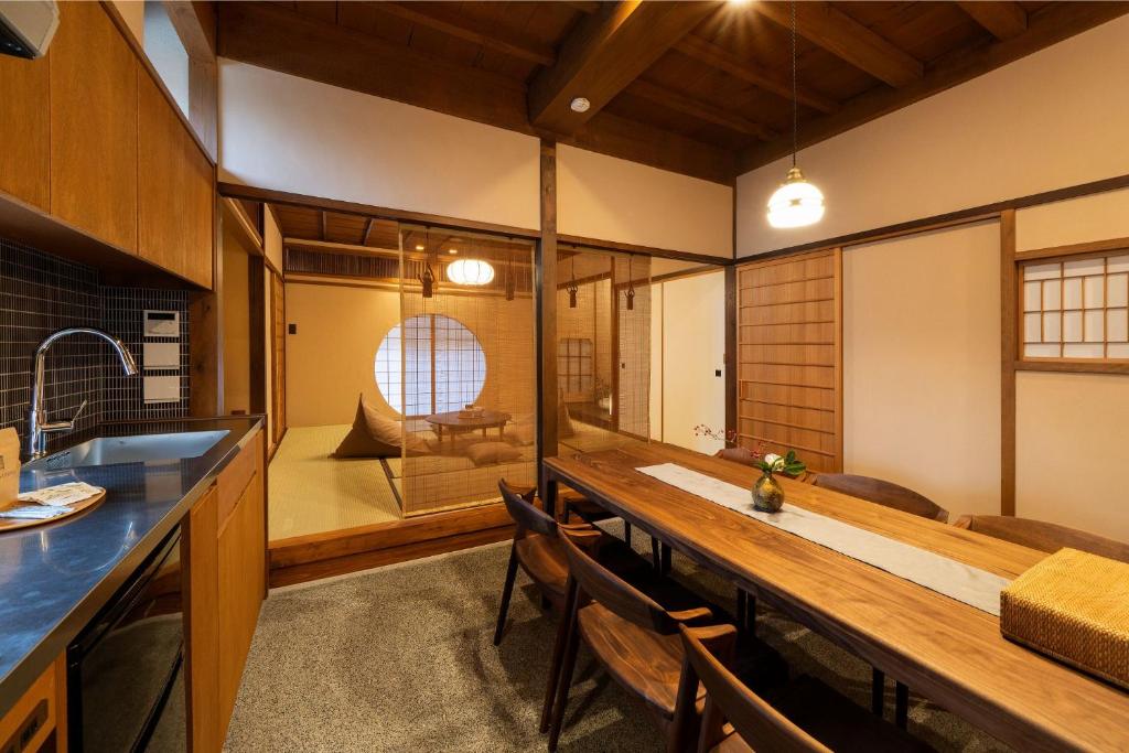 金泽Kurohoro Machiya House的一间厨房,内设一张长木桌
