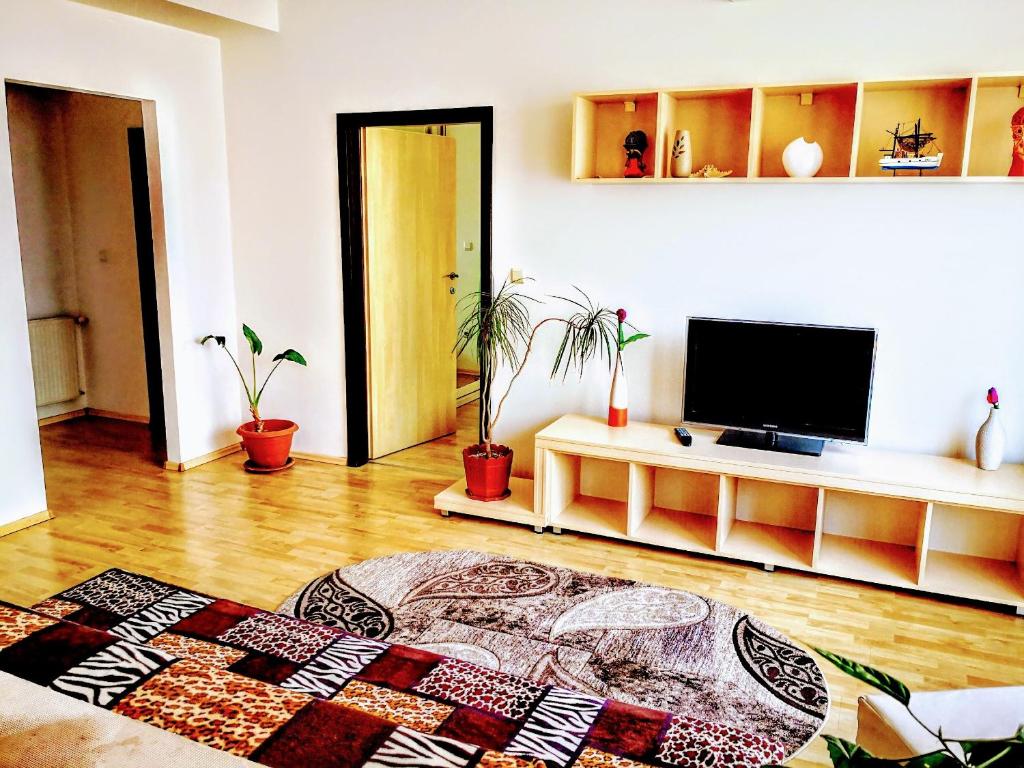 阿拉德Relaxing & Welcome Apartment, Ared, UTA - All Inclusive的客厅设有平面电视,铺着木地板。