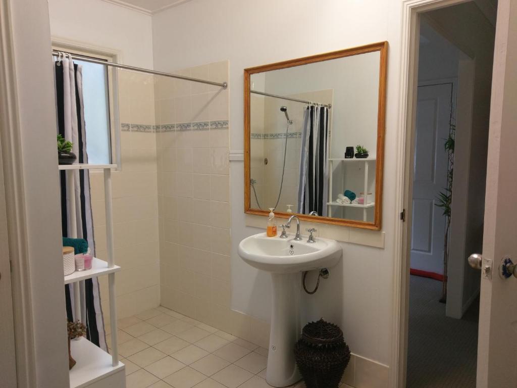 金皮Nomads Rest的一间带水槽和镜子的浴室