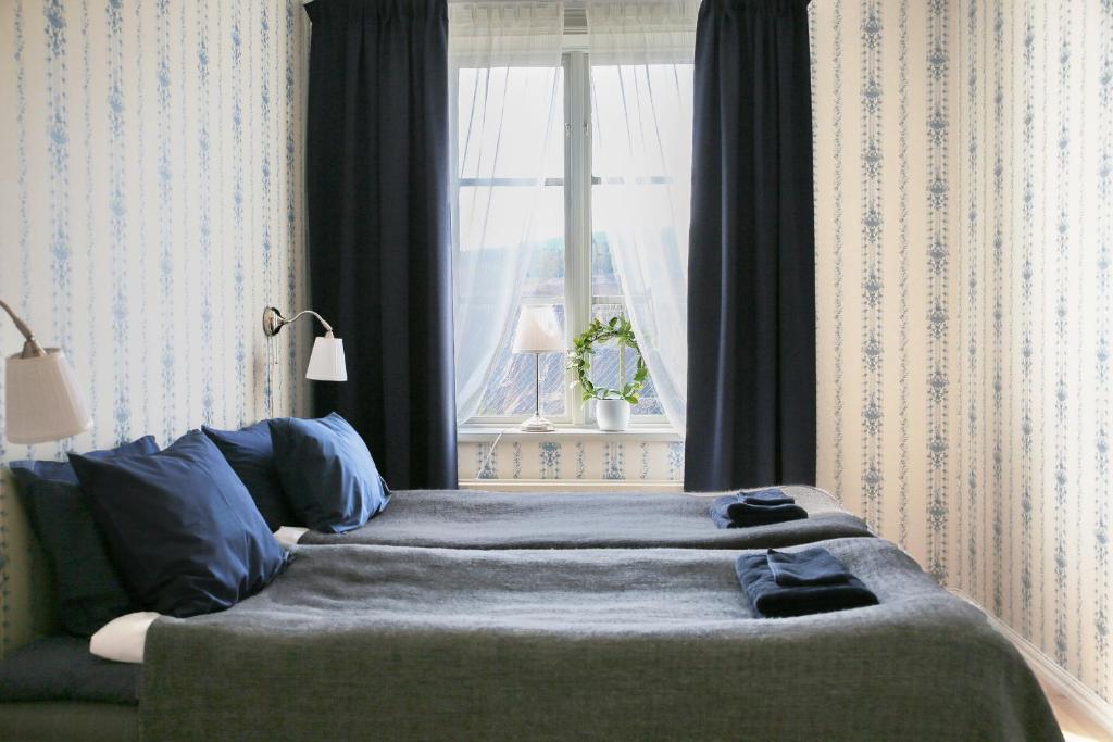 法伦Polhem Bed & Breakfast的卧室内的一张床铺,带窗户