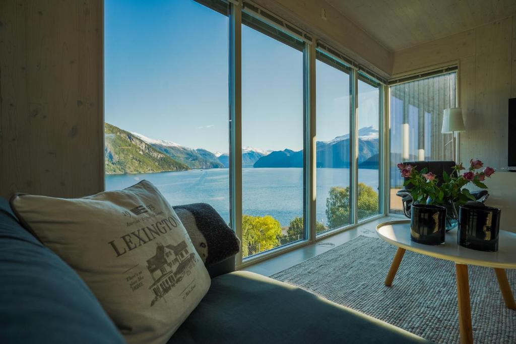 斯特兰达Fjord View Apartment的客厅设有大窗户,享有水景