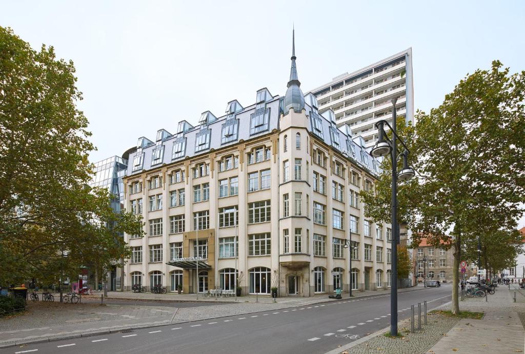 柏林Classik Hotel Alexander Plaza的街道边的白色大建筑