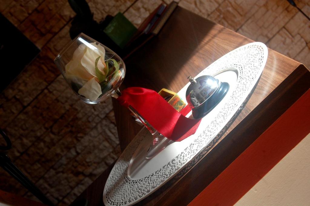 法尔科纳拉·玛里提马里昂纳尔多B&B住宅酒店的一张桌子上装有红色餐巾的玻璃瓶