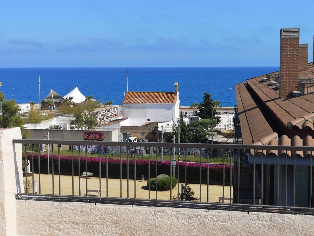 卡里拉Calella Playa Vistas Mar的阳台享有海景。