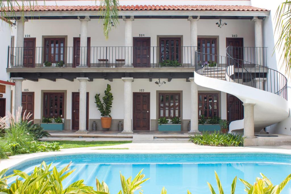 图斯特拉古铁雷斯Hotel Casa del Agua的游泳池旁带滑梯的房子
