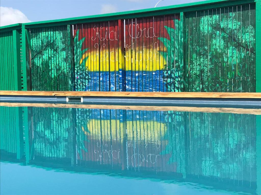 PutaruruKea Motel的游泳池,上面有涂鸦的围栏