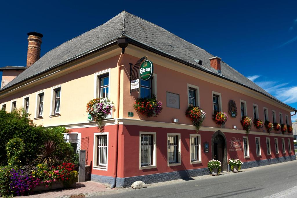 Weißkirchen in Steiermark布劳尔酒店 - 埃本斯德纳家庭的花盆边的建筑物