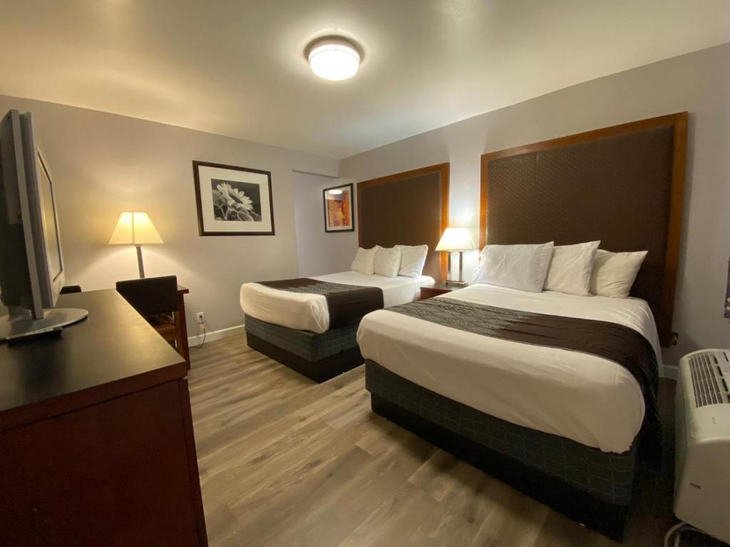 圣玛丽亚克罗尼尔汽车旅馆的酒店客房设有两张床和一台平面电视。