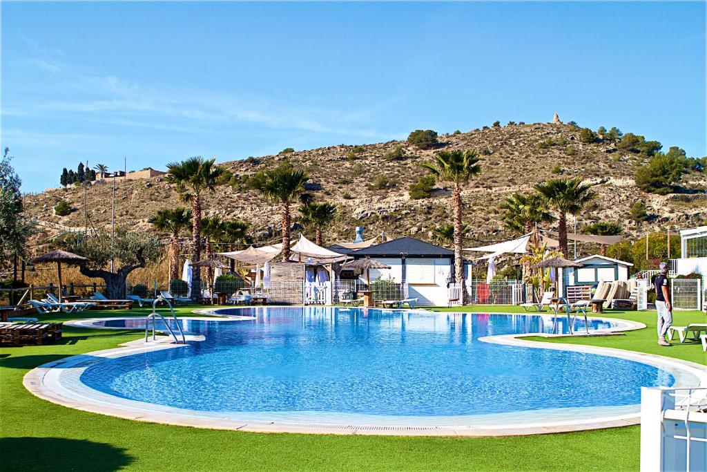 比利亚霍约萨Camping El Torres的一座大游泳池,后面是一座山