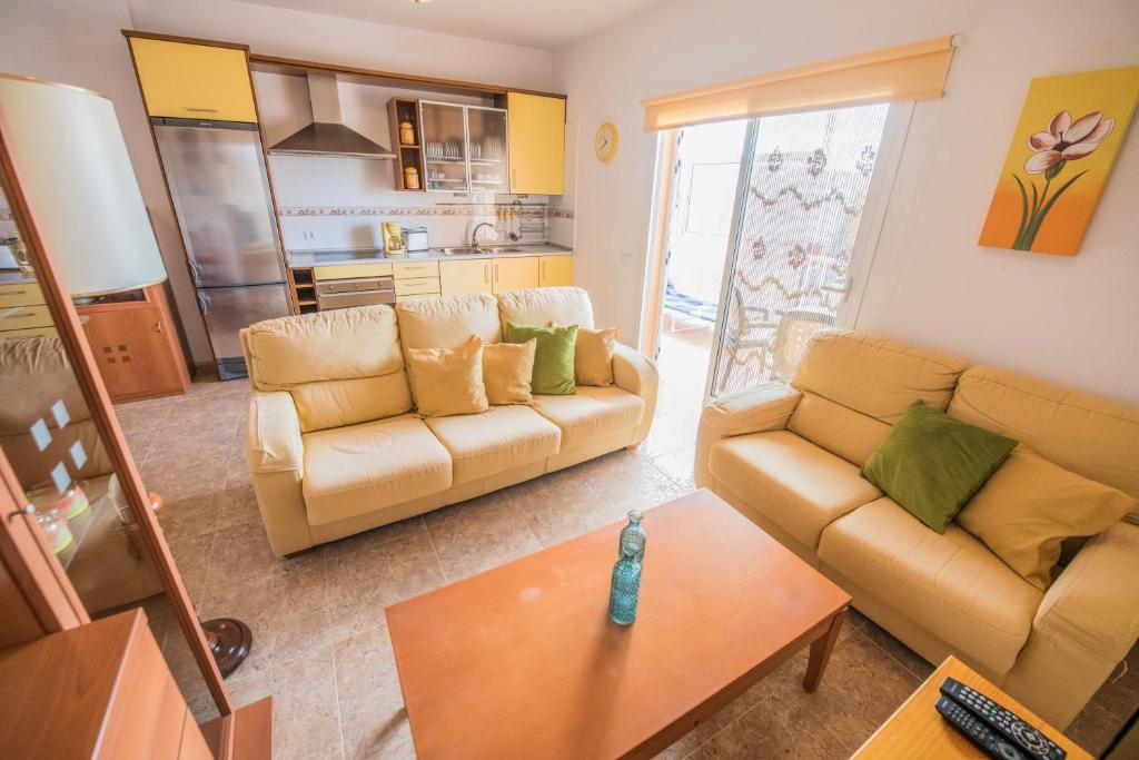 塔拉哈勒赫Tarajalejo Sun & Relax的客厅配有沙发和桌子