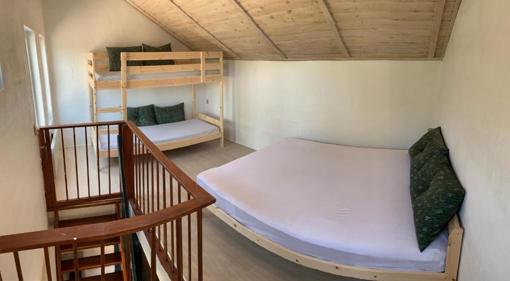 哈姆堡Ristinge Ferielejligheder的客房配有1张床和1张双层床。