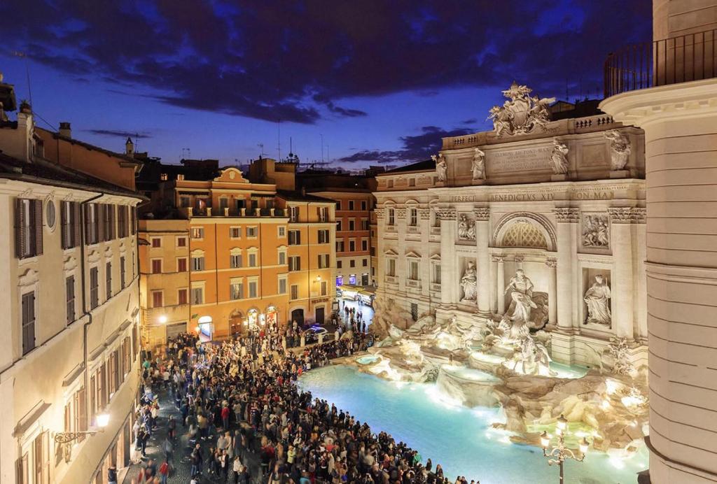 Relais Fontana Di Trevi Hotel内部或周边的泳池