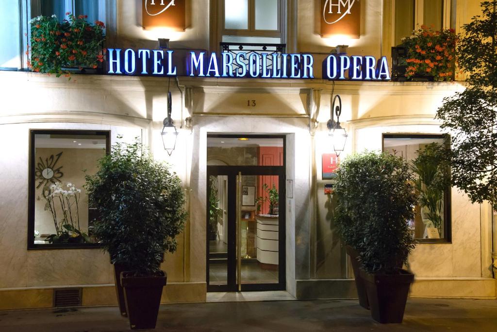 巴黎玛索里耶剧院酒店的建筑上标有酒店按摩师的开放式标志
