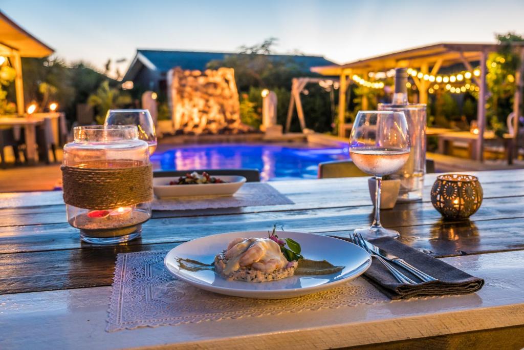 克拉伦代克红棕榈度假村的一张桌子,上面放着一盘食物和酒杯