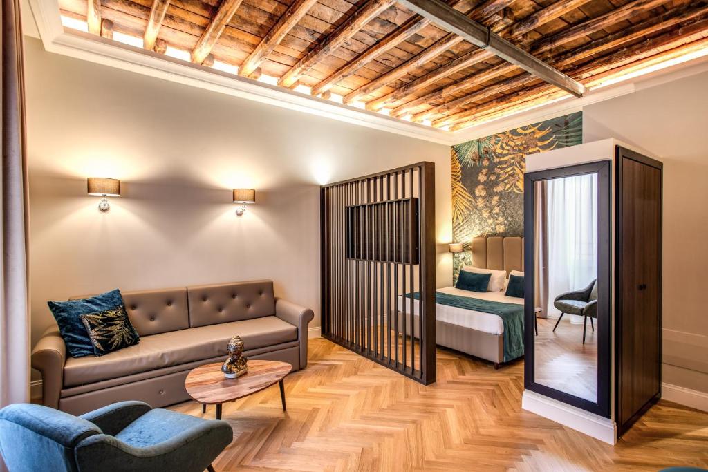 罗马Relais De La Poste的客厅配有沙发和1张床