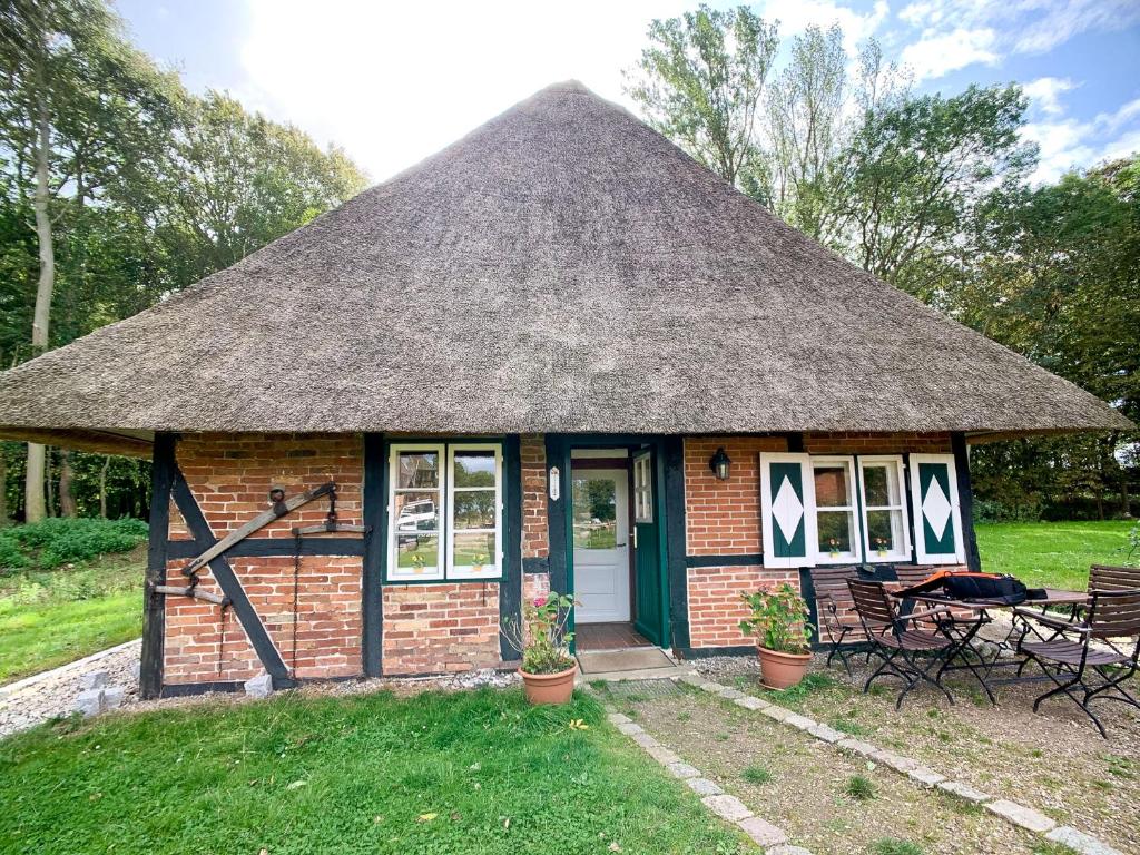 NeukirchenReetdachkate的茅草屋顶的小砖屋