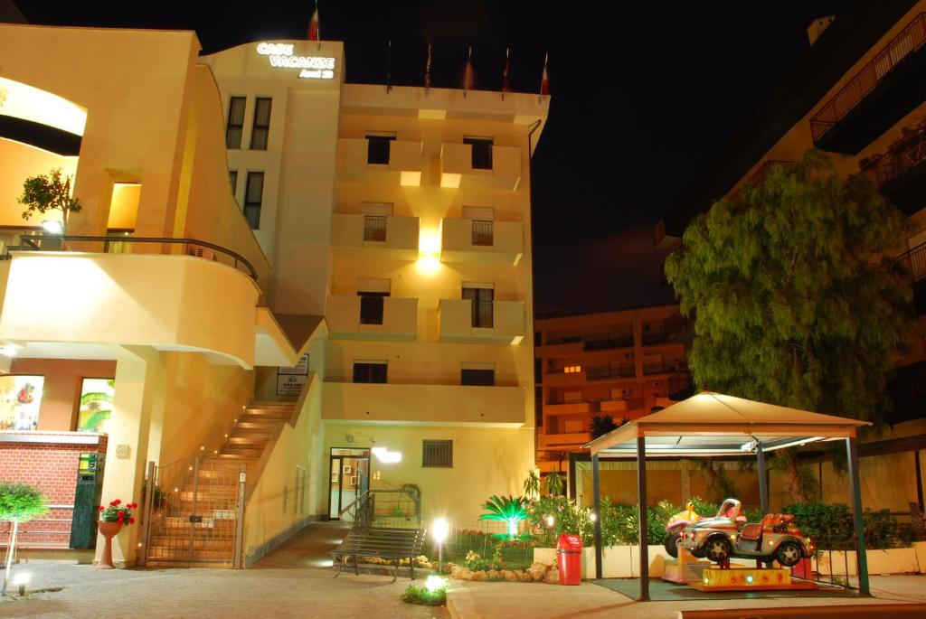 巴格里亚凯斯瓦坎斯安妮20公寓式酒店的一座在晚上有桌子的建筑