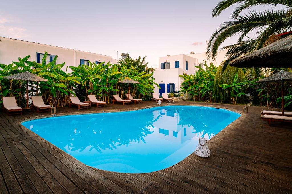 帕罗奇亚卡萨蒂罗姆酒店的一个带椅子和遮阳伞的大型蓝色游泳池