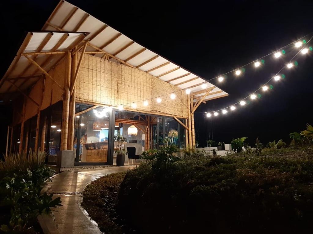 菲兰迪亚Ecohotel Monte Tierra Habitaciones y Glamping的一座晚上有灯的建筑