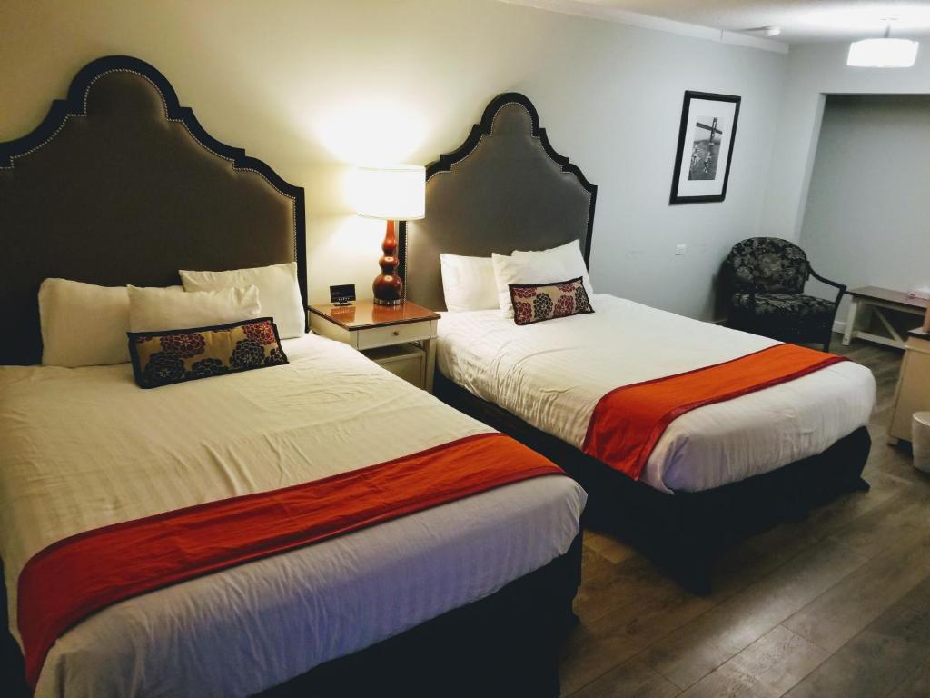 普林斯顿Ace Motel的酒店客房,设有两张床和一盏灯