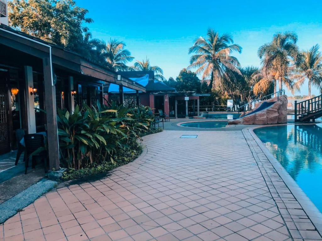 珍南海滩LANGKAWI LAGOON RESORT OCEAN SUITE的一个带游泳池和棕榈树的度假村