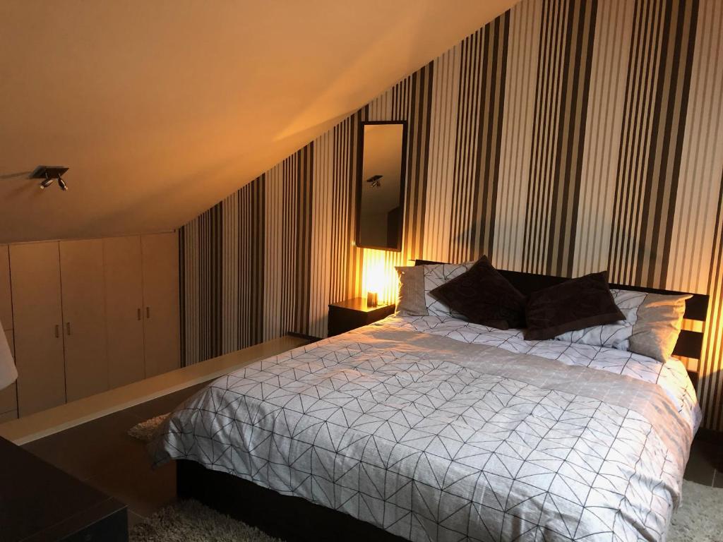 VechmaalGastenverblijf 't Princenhuis的卧室配有带白色棉被的床