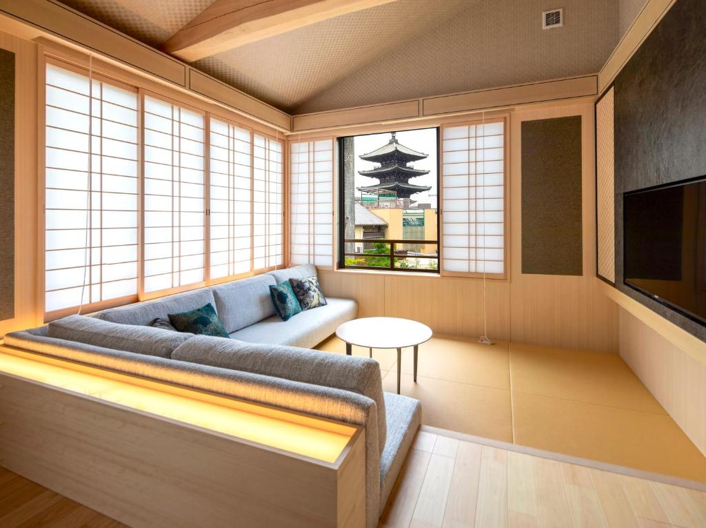 京都坎普顿度假屋 京都清水的带沙发和电视的客厅