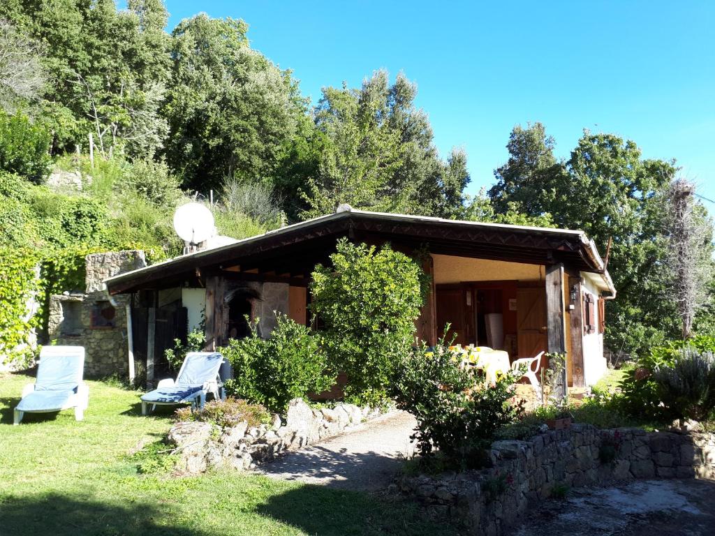 Isolaccio-di-FiumorboDISCRET, APAISANT, CALME entre MER et MONTAGNE的院子里有两把椅子的房子